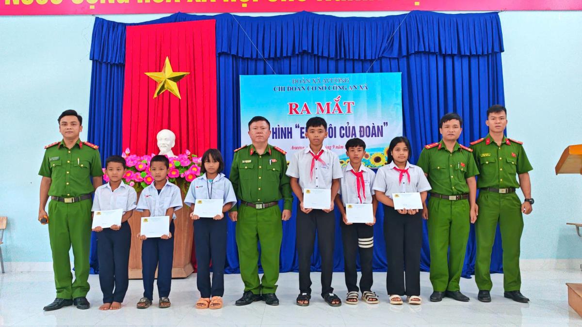 Lực lượng Phòng Quản lý xuất nhập cảnh và 33win03 xã A Vương hướng dẫn người dân các thủ tục tiếp nhận, cấp giấy thông hành biên giới.