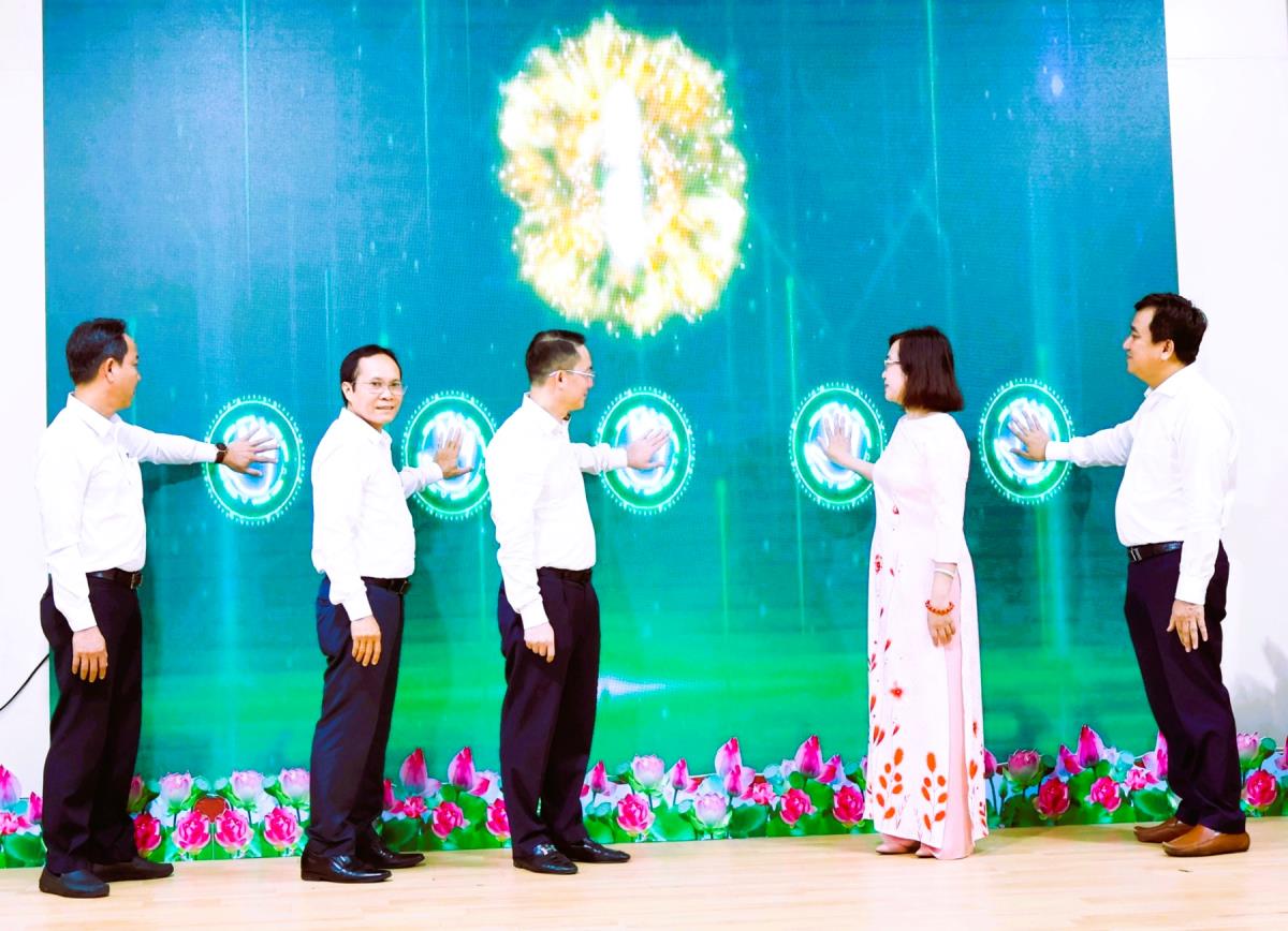 Lãnh đạo UBND phường Hòa Xuân khai trương Trang thông tin điện tử.