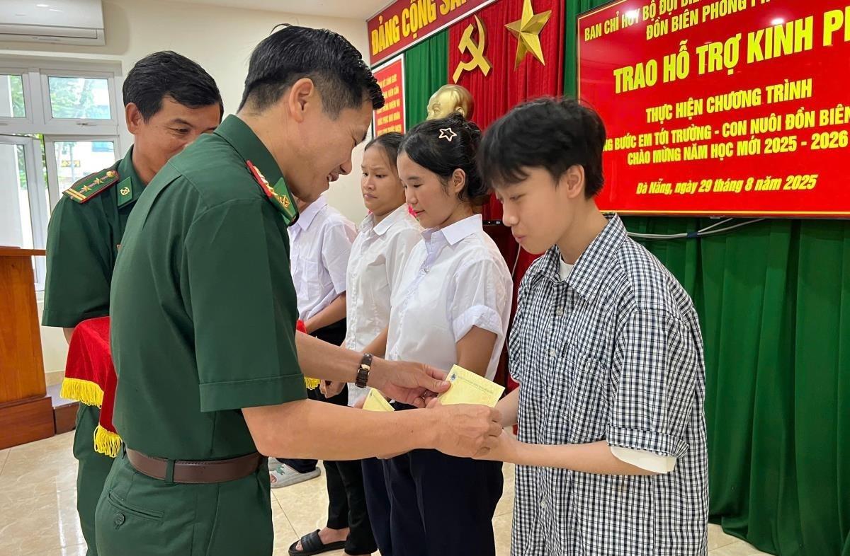 Trạm BP Cửa khẩu cảng Sông Hàn chúc mừng em Lê Việt Bảo Hàn tại lễ tốt nghiệp ra trường.