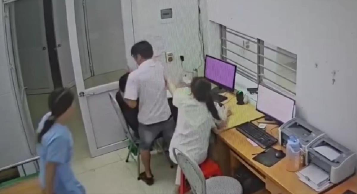 Người nhà bệnh nhân dùng bút tấn công nữ bác sĩ (cắt từ clip).