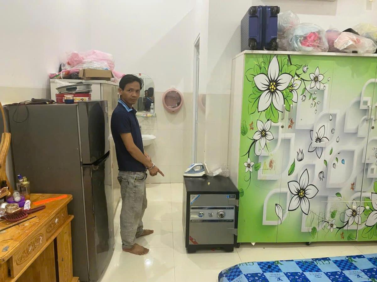 Đối tượng Trần Đăng Thành tại hiện trường vụ trộm.