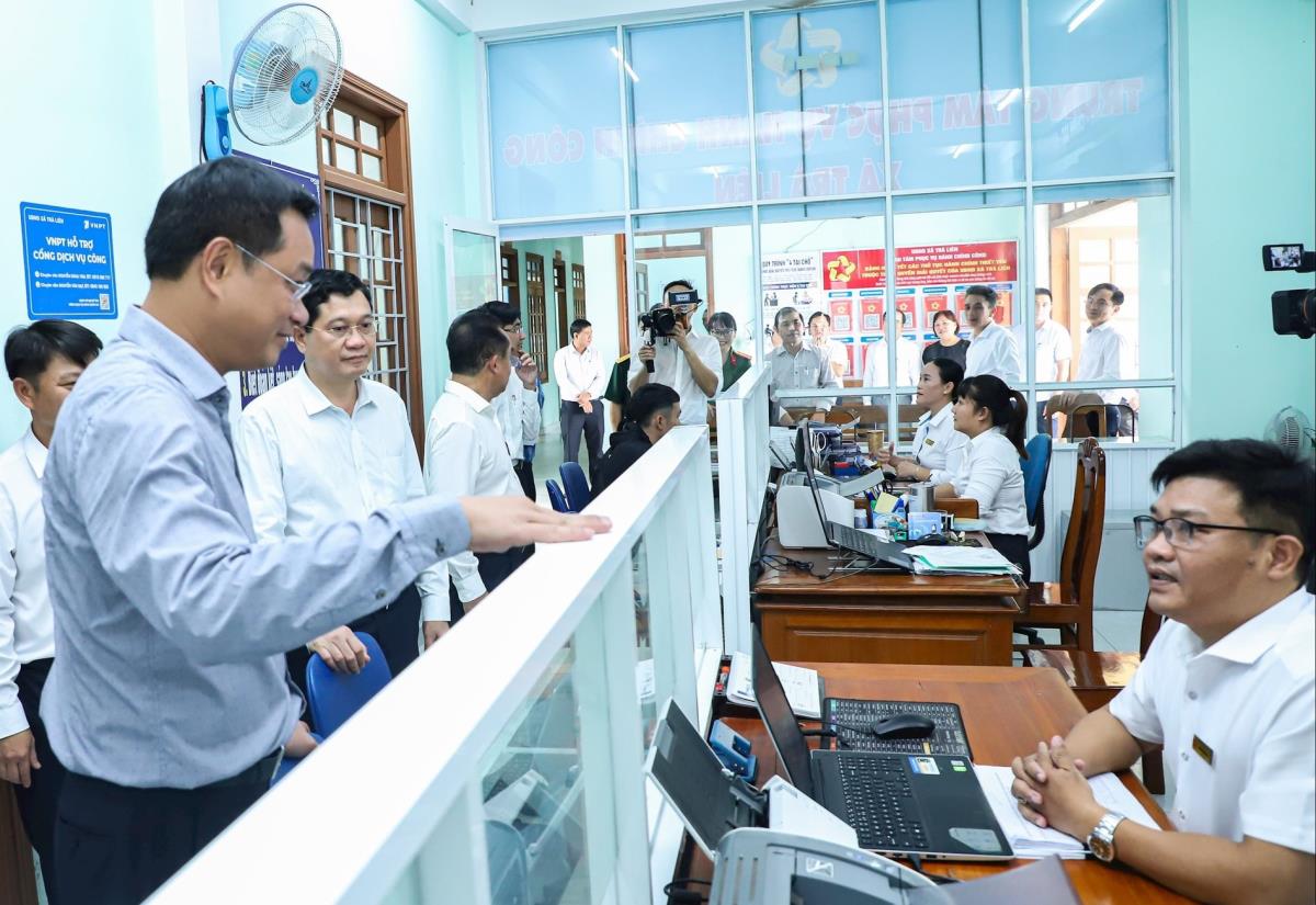 Bí thư Thành ủy Lê Ngọc Quang tặng quà cho Trạm 33wim xã Trà Liên.