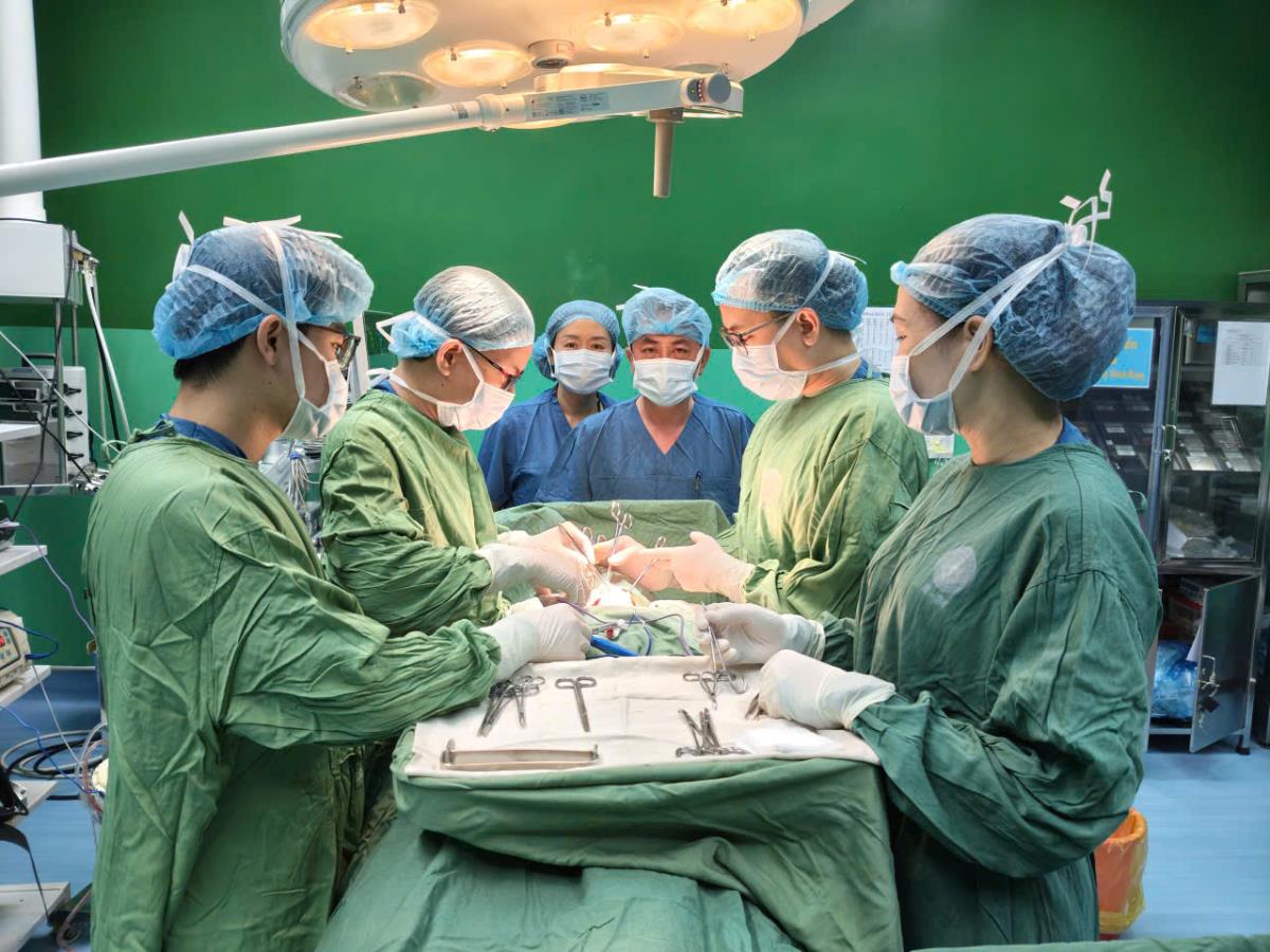 Ekip thực hiện ca mổ cho bệnh nhân H.