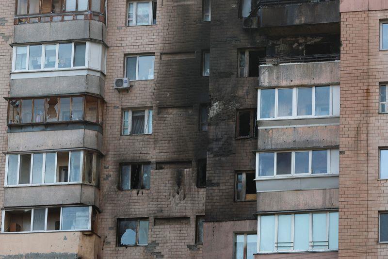 Một tòa nhà dân cư tại Kiev bị hư hại trong cuộc tấn công của Nga ngày 22-10. Ảnh: Reuters