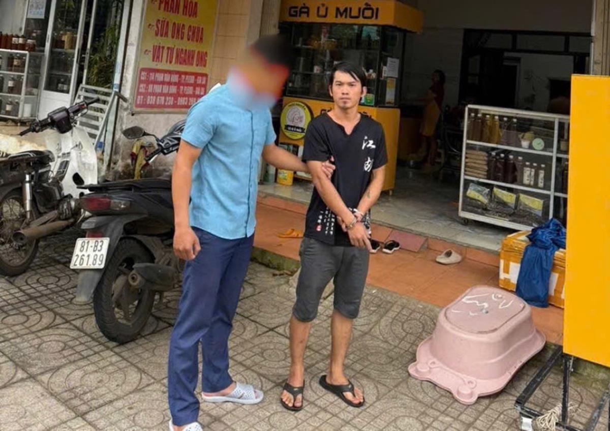 Đối tượng Trung (bên phải) tại hiện trường một vụ trộm.