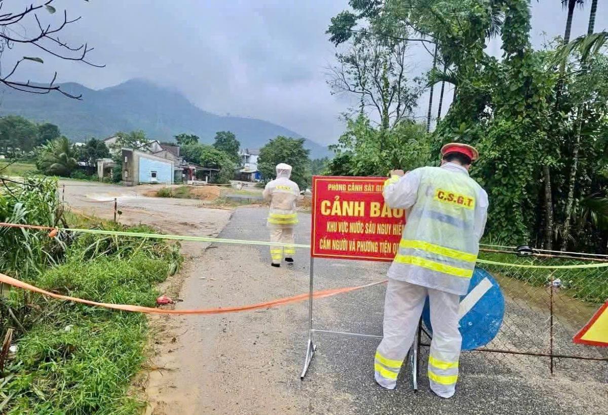 Hiện trường tuyến QL14B và tuyến Hồ Chí Minh (win33com đi Quảng Ngãi - Kon Tum cũ) bị sạt lở, ngập sâu hiện đang được CSGT và các ngành chứ năng khắc phục, điều tiết giao thông