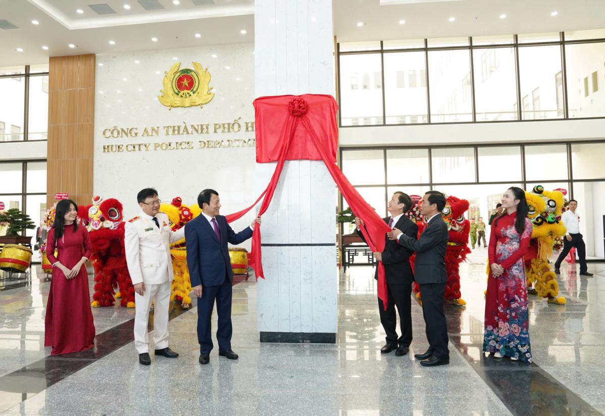 Bộ trưởng Lương Tam Quang cùng các đại biểu gắn biển công trình Trụ sở 33win03 TP Huế.