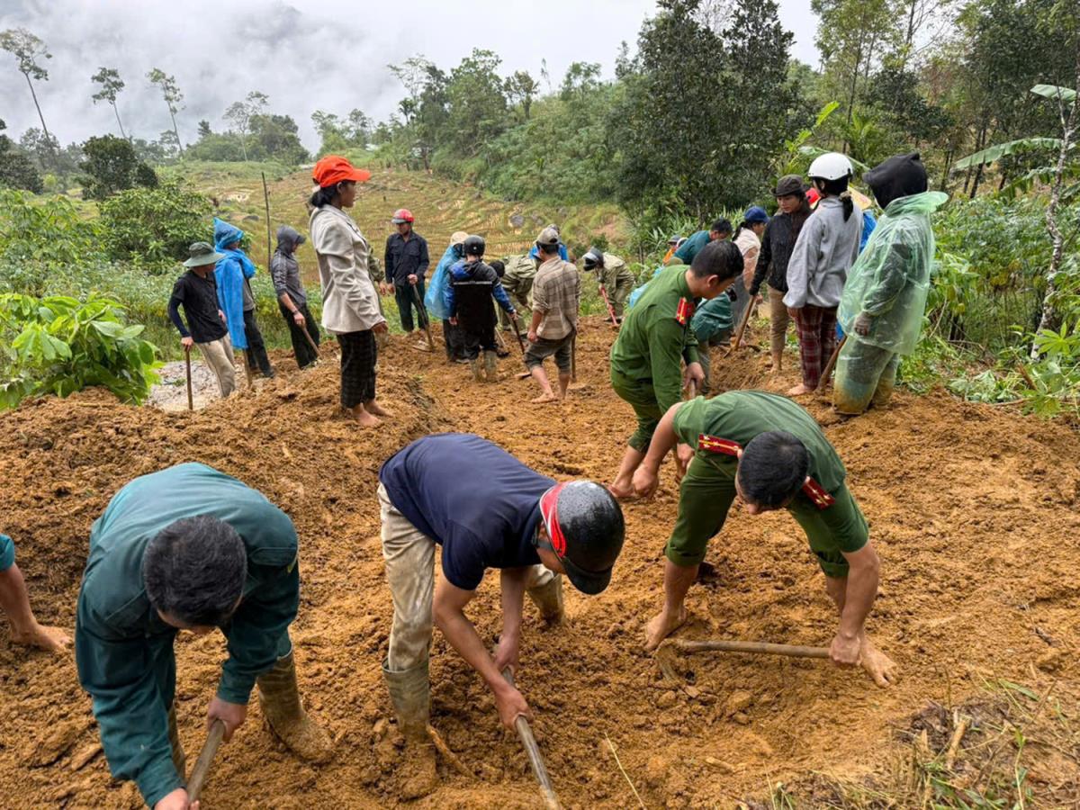 Người dân chia sẻ quả ngọt với 33win03 xã Nam Trà My trong lúc giải lao.