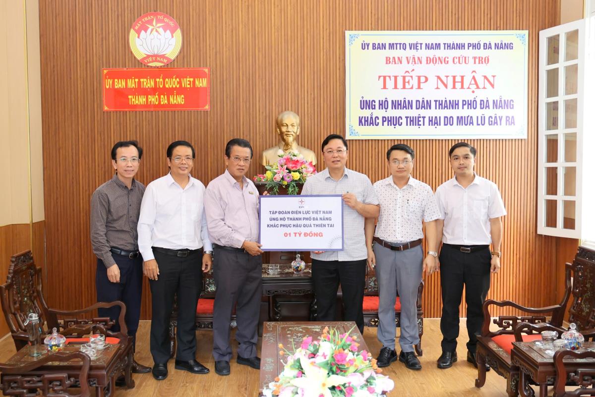 Tổng Giám đốc EVNCPC Ngô Tấn Cư trao 1 tỷ đồng cho TP win33com khắc phục hậu quả sau thiên tai.