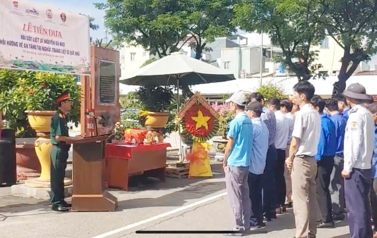 Hài cốt liệt sĩ Nguyễn Bá Ngọ được đưa về quê nhà Hưng Yên sáng 4-10