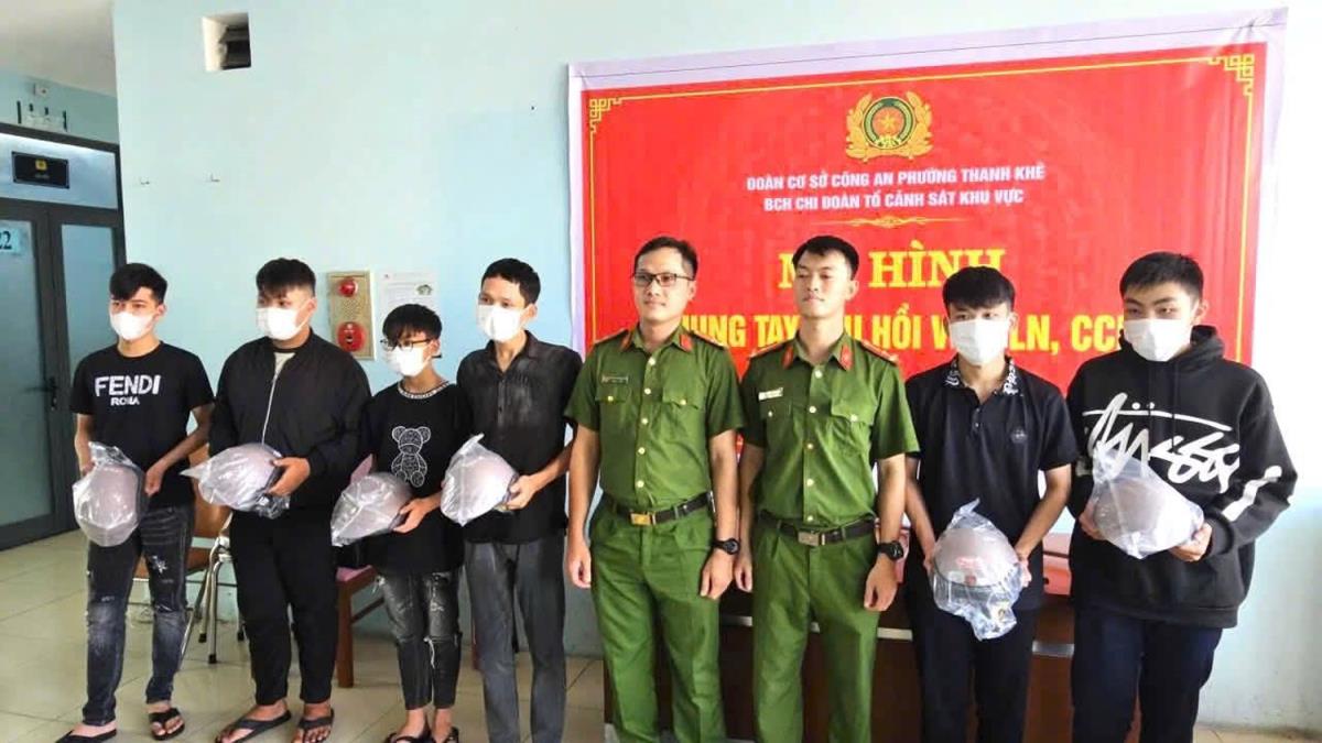 33win03 phường Thanh Khê trao tặng mũ bảo hiểm cho thanh thiếu niên giao nộp hung khí.