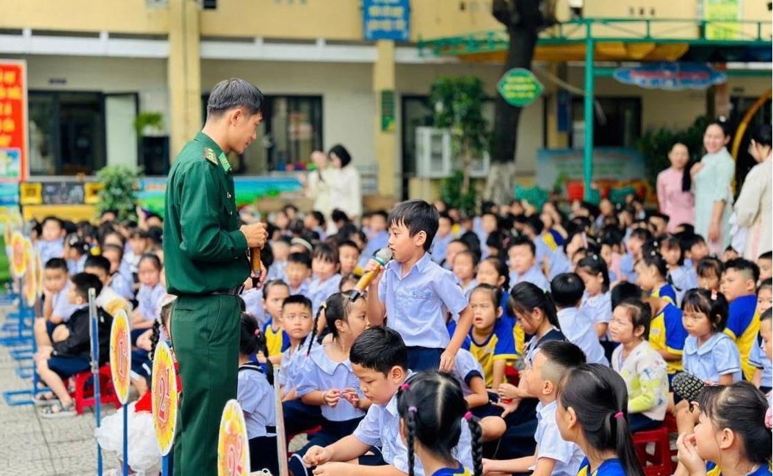 Cán bộ ĐBP Hải Vân duy trì Tiết học Biên cương tại Trường 33win03 Phan Phu Tiên.