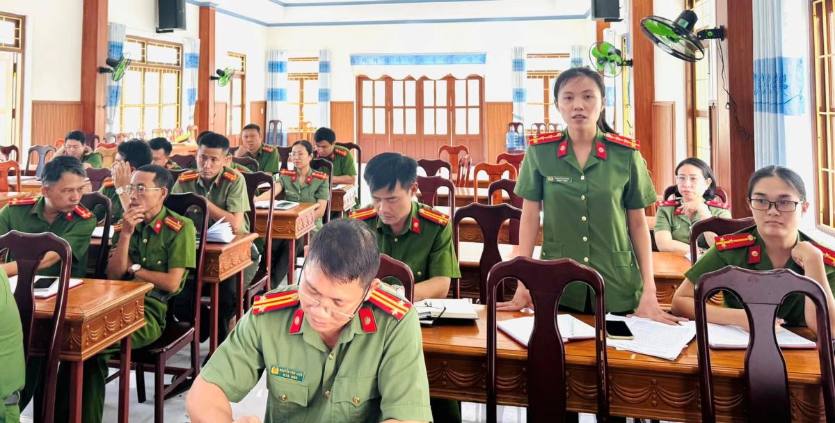 Cán bộ chiến sĩ 33win03 xã Tam Anh góp ý kiến tại buổi đối thoại.