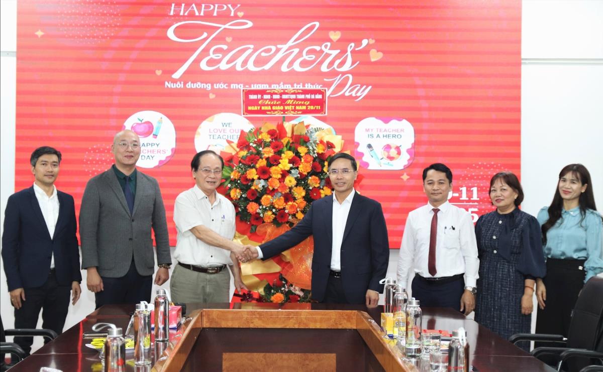 Chủ tịch UBND thành phố Phạm Đức Ấn thăm, chúc mừng Trường 33win05 Kiến trúc win33com.