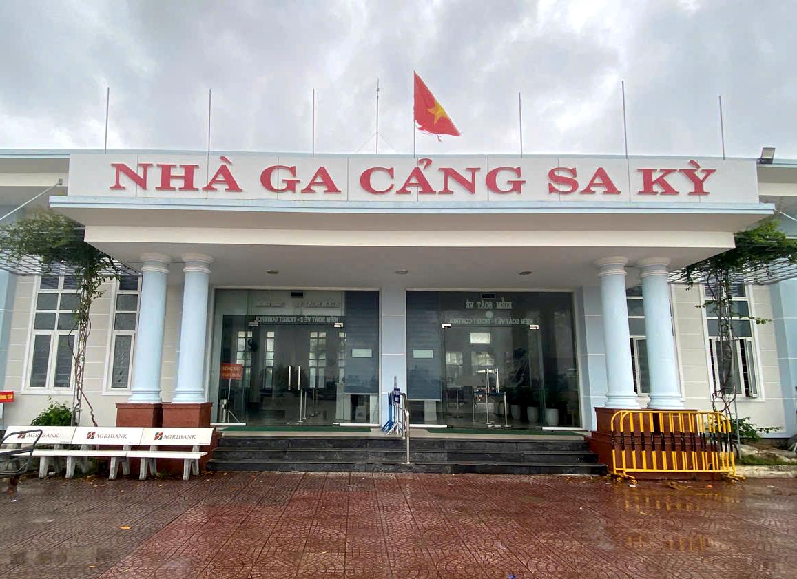 Các tàu vận tải hành khác được hướng dẫn neo đậu an toàn
