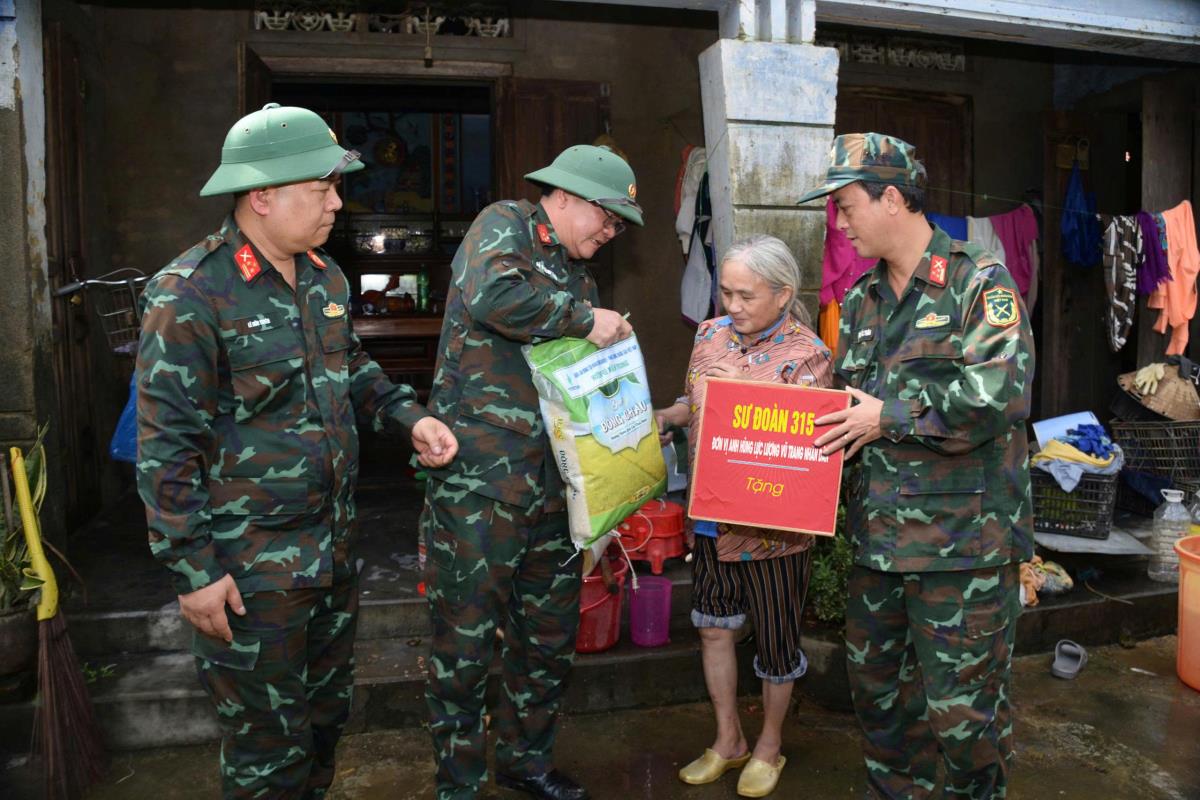 Bộ đội Quân khu 5 vệ sinh trường học, lau chùi bàn ghế để các trường học vùng lũ Đắk Lắk sớm đón học sinh trở lại trường.