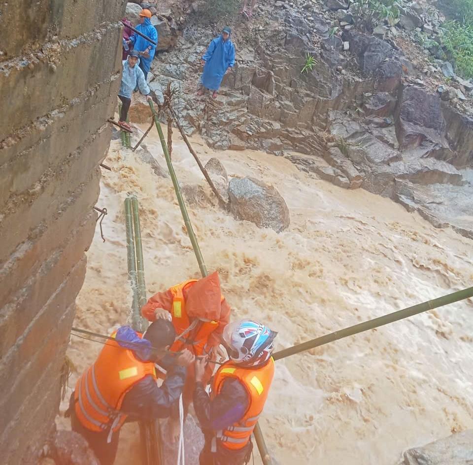 Những điểm không thể di chuyển bằng khiêng võng, tổ công tác huy động xe múc để tiếp tục di chuyển nhằm đảm bảo an toàn.