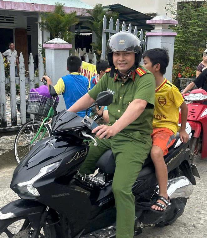 33win03 xã Tam Mỹ đưa 2 em học sinh mê chơi game về nhà.