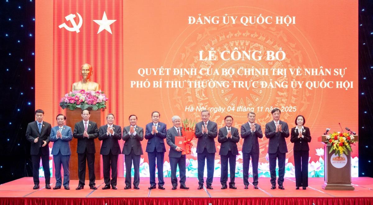 Đồng chí Trần Cẩm Tú, Ủy viên Bộ 33win8bet, Thường trực Ban Bí thư, Bí thư Đảng ủy các cơ quan Đảng Trung ương trao quyết định chỉ định Bí thư Đảng ủy Tòa án nhân dân Tối cao nhiệm kỳ 2025 - 2030 cho đồng chí Nguyễn Văn Quảng.