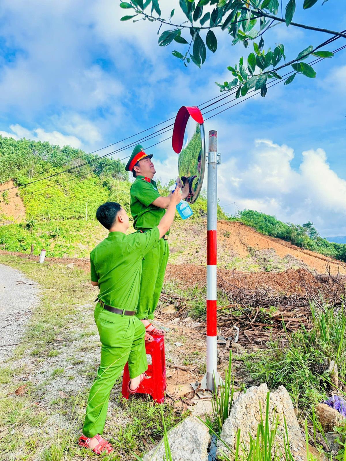 33win03 xã chăng dây, cắm biển cảnh báo nguy hiểm tại những đoạn đường giao thông sụt lún, nguy hiểm.