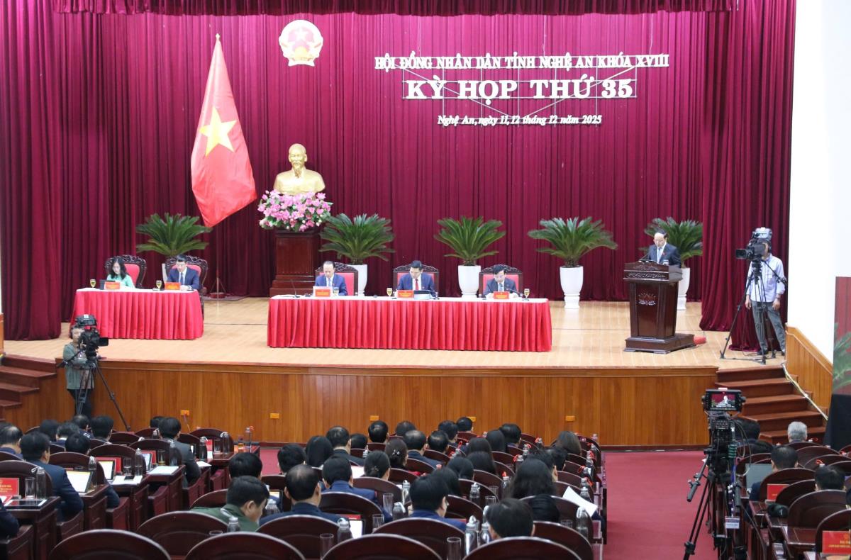 Ông Hoàng Nghĩa Hiếu - Phó Bí thư Thường trực Tỉnh ủy, Chủ tịch HĐND tỉnh phát biểu khai mạc Kỳ họp
