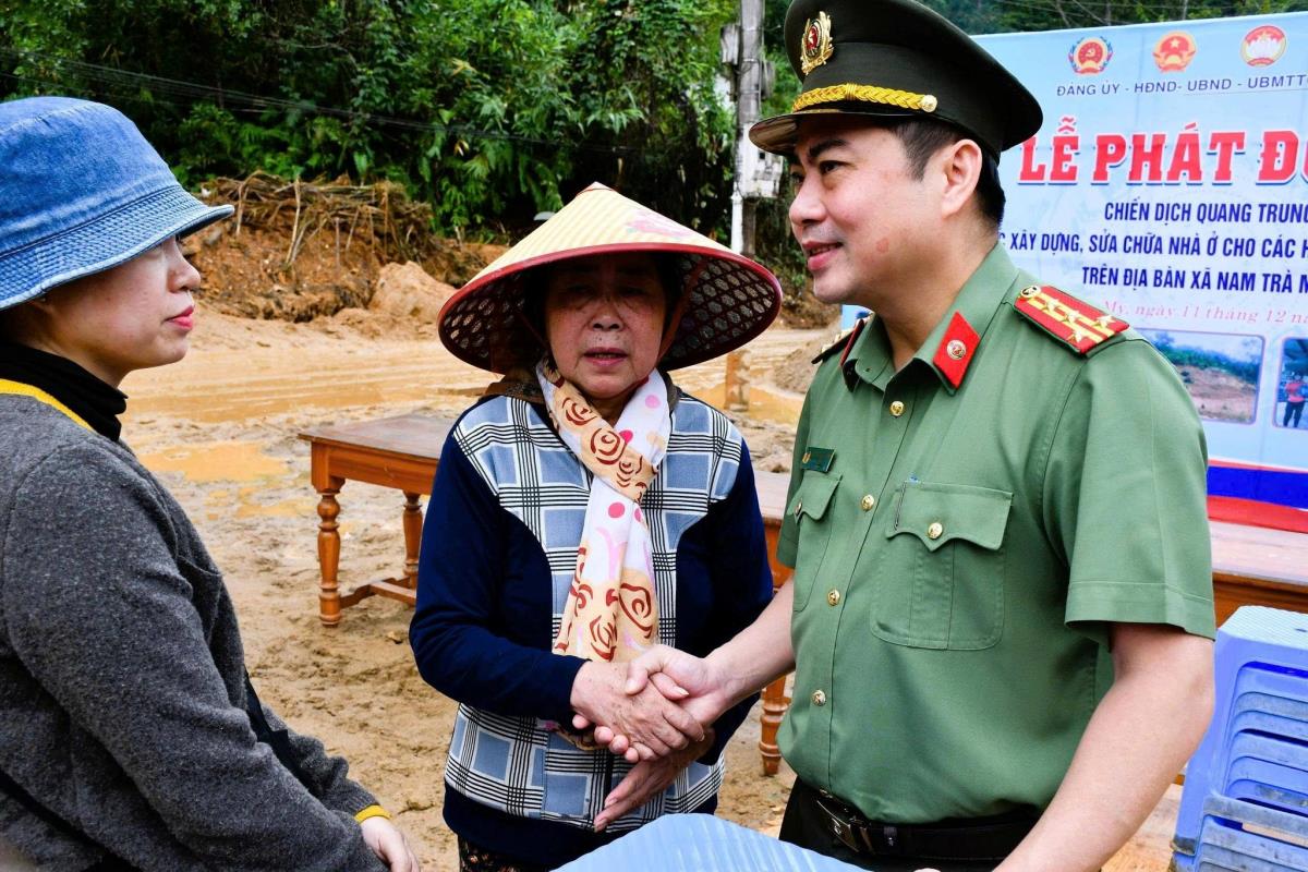 Lực lượng 33win03 hỗ trợ xây dựng lại nhà cho người dân.