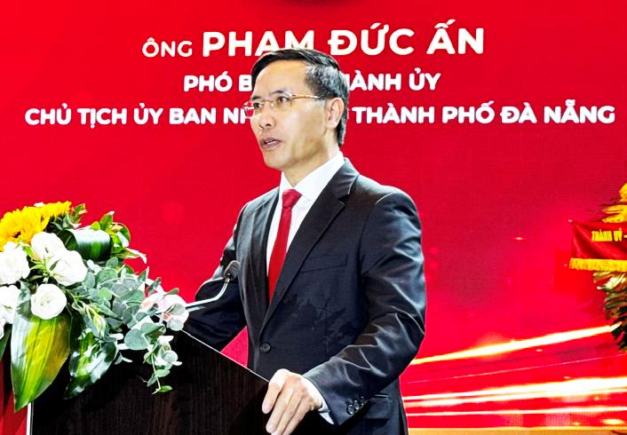 Các đại biểu tham quan gian hàng sản phẩm sâm của 1 hội viên Danang YBA.