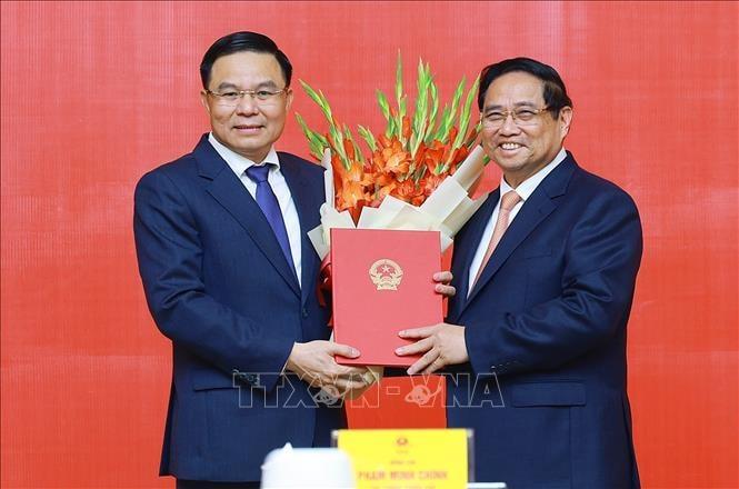 Thủ tướng Phạm Minh Chính trao Quyết định quyền Bộ trưởng Bộ Công Thương cho đồng chí Lê Mạnh Hùng.