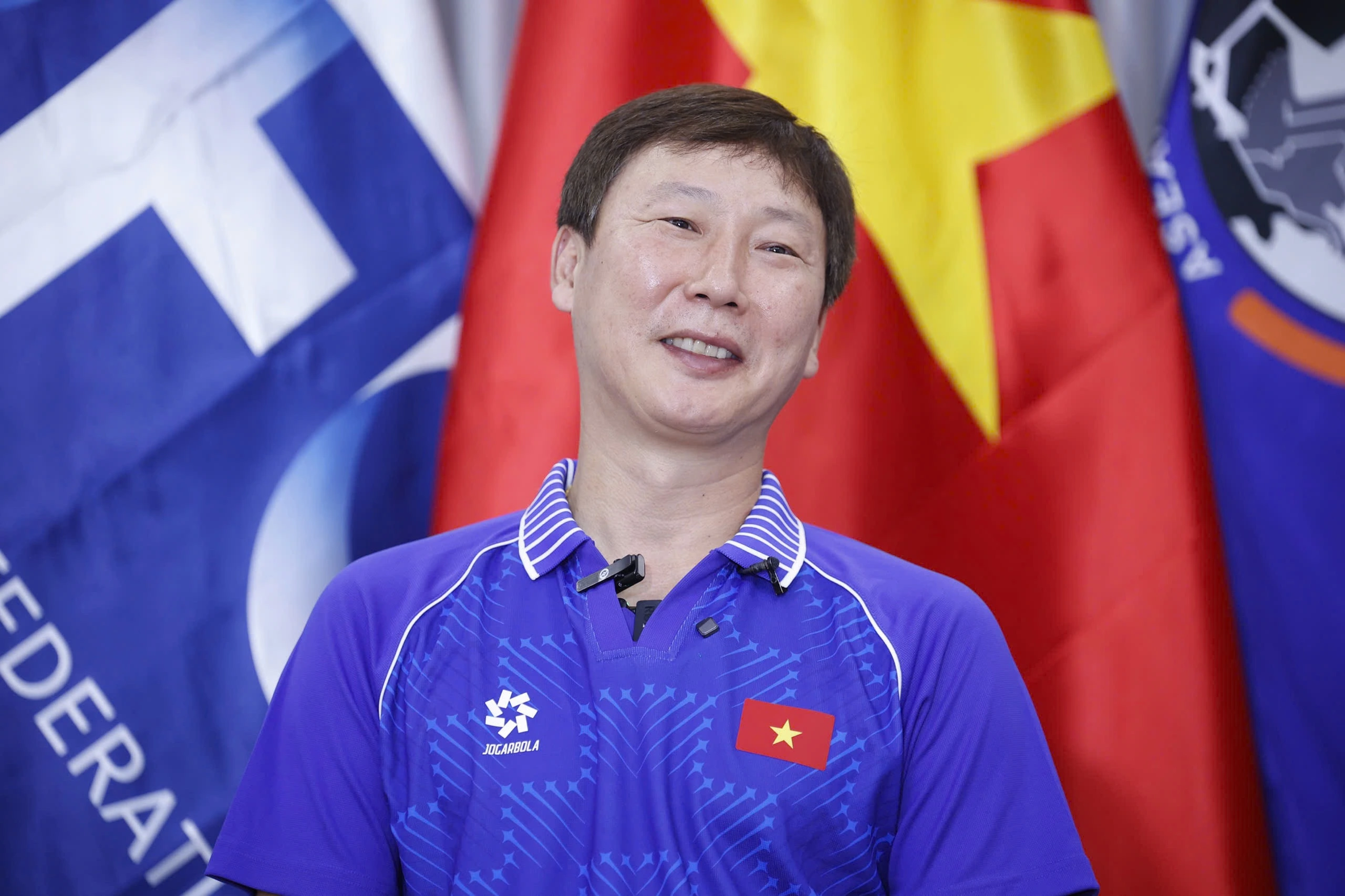 Đại diện Báo Thanh Niên tặng hoa cho HLV Kim Sang-sik
ẢNH: TUẤN MINH