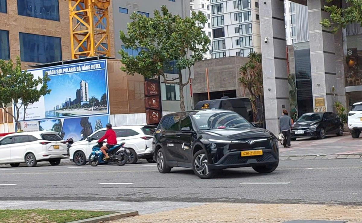 Bất chấp luật, nhiều xe taxi công nghệ ngang nhiên quay đầu nơi không cho phép.