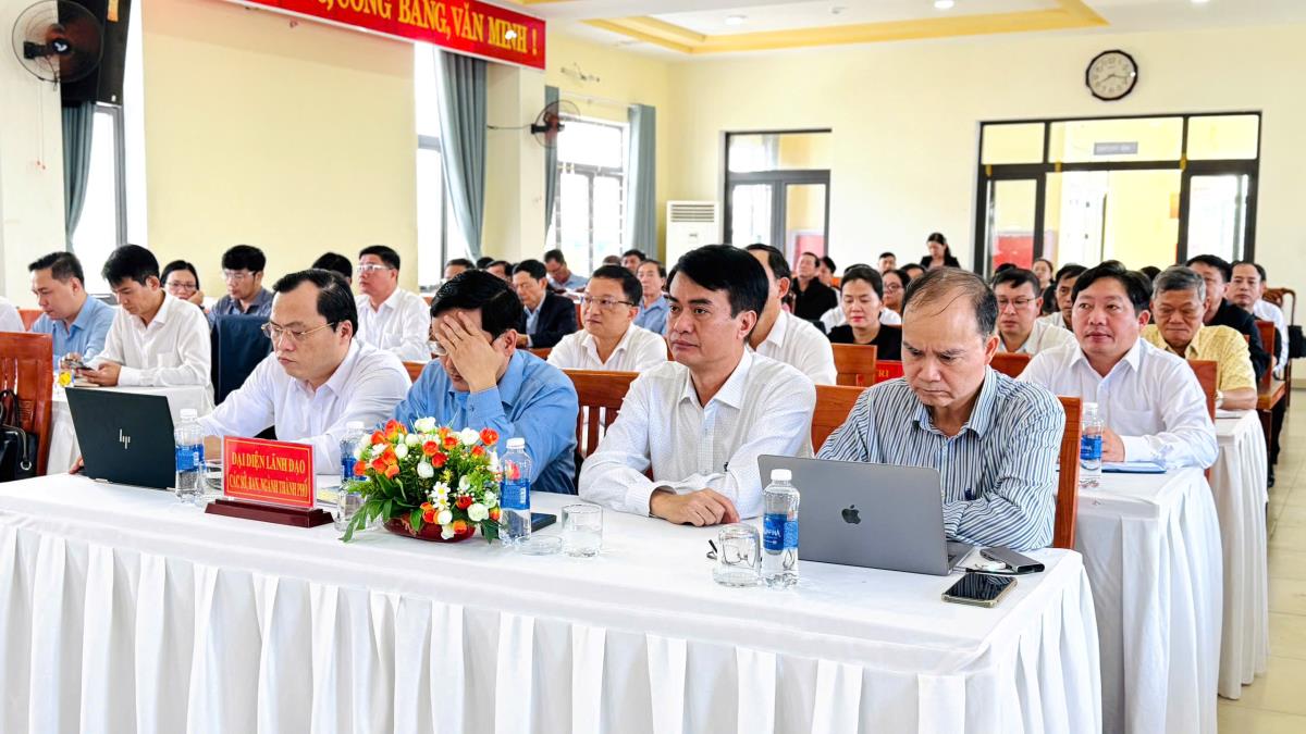 Cử tri phản ánh, kiến nghị một số vấn đề còn tồn tại trên địa bàn