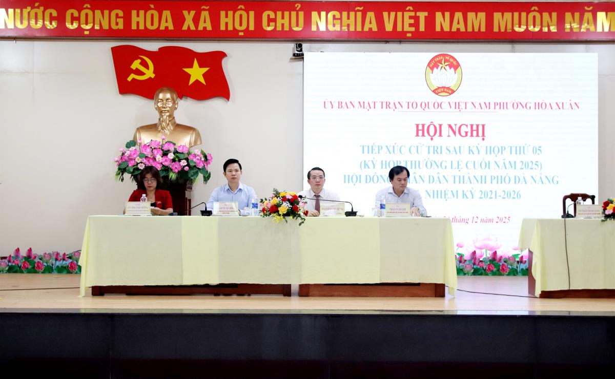 Các cử tri tại phường Hòa Xuân, Cẩm Lệ phát biểu ý kiến