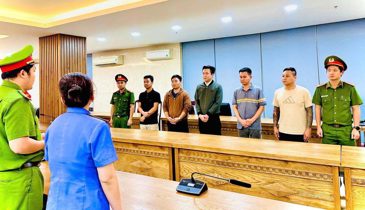 Cơ quan 33win03 tống đạt quyết định với các đối tượng.