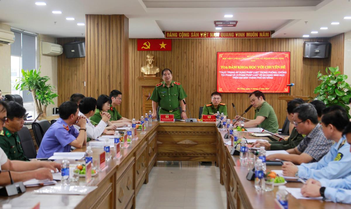 Đại diện các cơ quan, đơn vị trao đổi các vấn đề xuất phát từ thực tiễn công tác