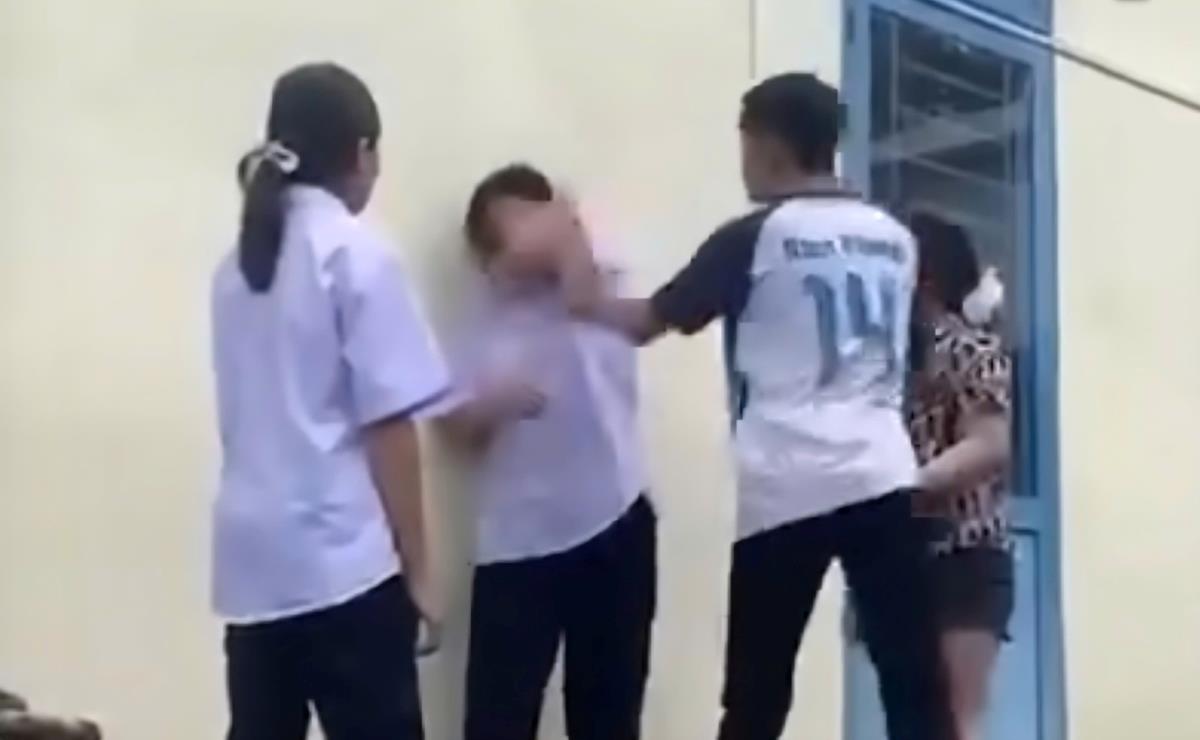 Em H. bị nhóm bạn đánh hội đồng (ảnh cắt từ clip).