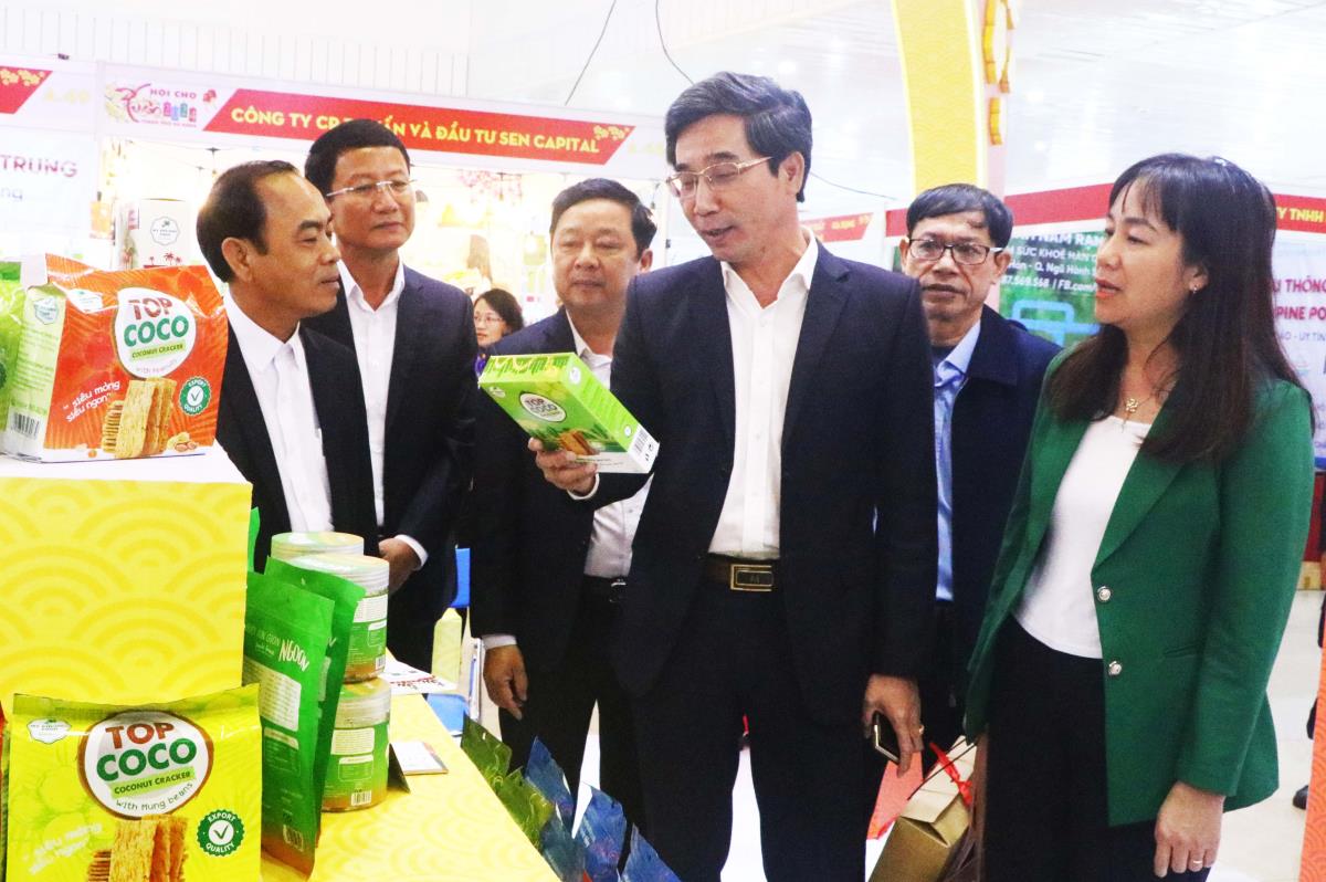 Lãnh đạo TP win33com tham quan gian hàng sản phẩm bánh dừa nướng TOPCOCO đạt chứng nhận OCOP 4 sao.