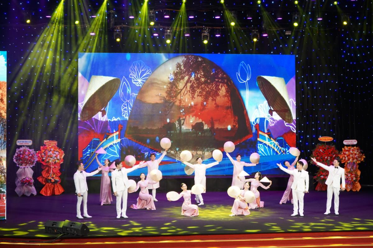 Tiết mục giao lưu nghệ thuật của các nghệ sĩ đến từ Nhà hát Trưng Vương.