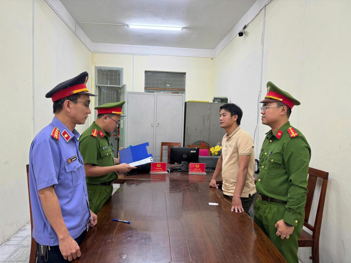 Cơ quan CSĐT thực hiện Lệnh bắt bị can để tạm giam đối với Văn Đức Quý.