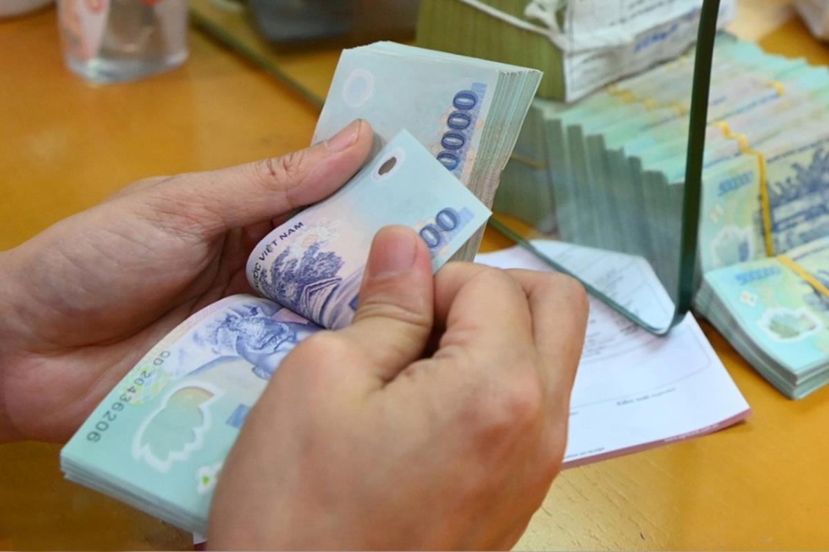 Giao dịch tiền tại ngân hàng. Ảnh minh họa