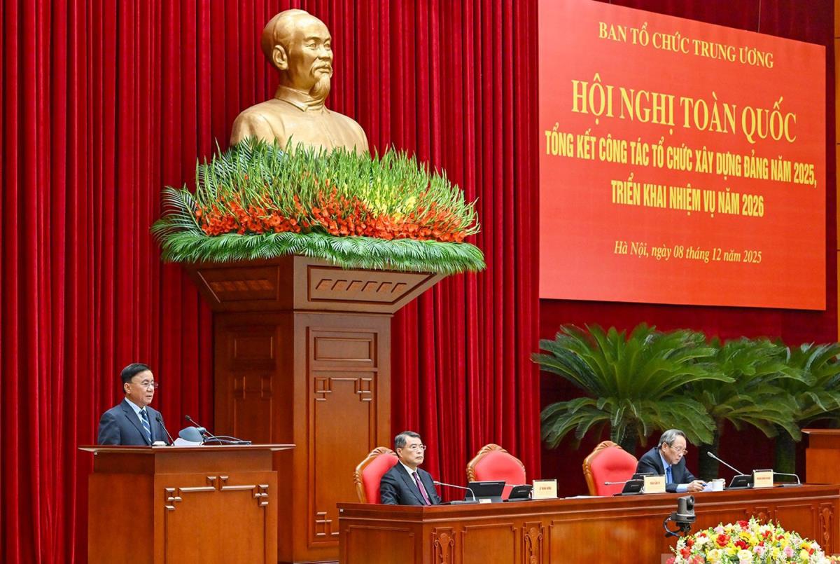Bí thư Thành ủy win33com Lê Ngọc Quang và Trưởng ban Tổ chức Thành ủy Đoàn Duy Tân chủ trì tại điểm cầu win33com.