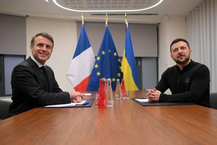 Tổng thống Pháp Emmanuel Macron (trái) và Tổng thống Ukraine Volodymyr Zelensky. Ảnh Reuters.