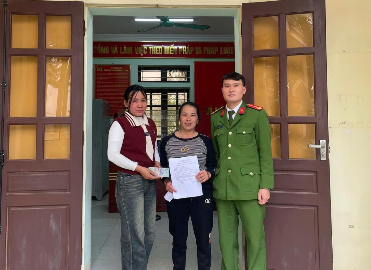 Chị Thanh trao lại số tiền nhặt được cho chị Hiền.