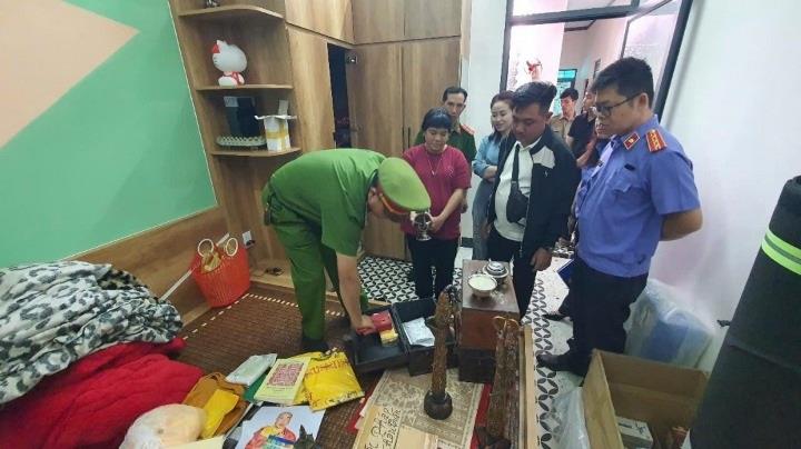 Một trong số các vật phẩm được các đối tượng chôn trong rẫy với mục đích để lừa đảo.
