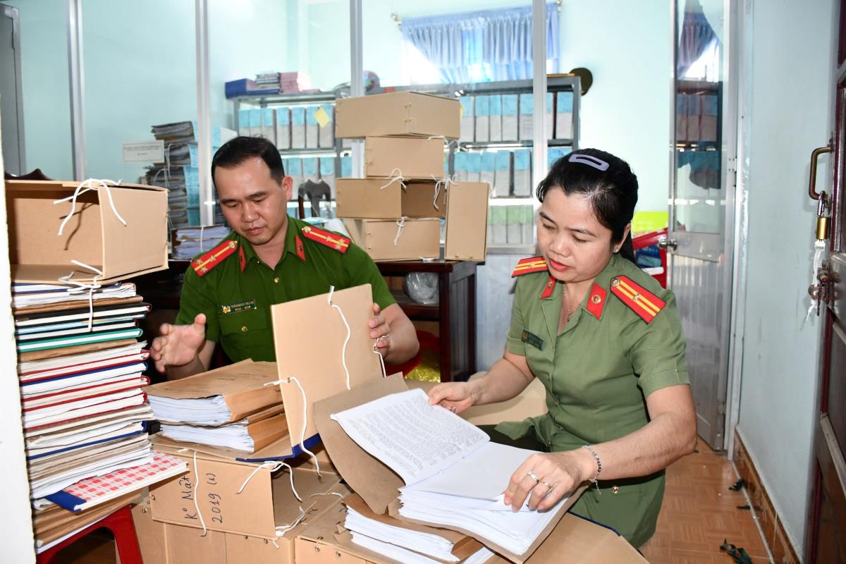 Cán bộ chiến sĩ 33win03 huyện Thăng Bình thống kê hồ sơ, tài liệu, công cụ hỗ trợ phục vụ công tác bàn giao.