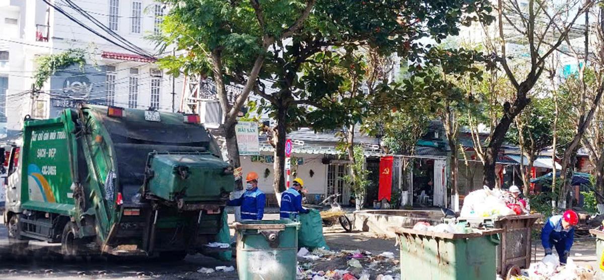 Các công nhân cùng phương tiện cơ giới thu gom rác tại quận Hải Châu.