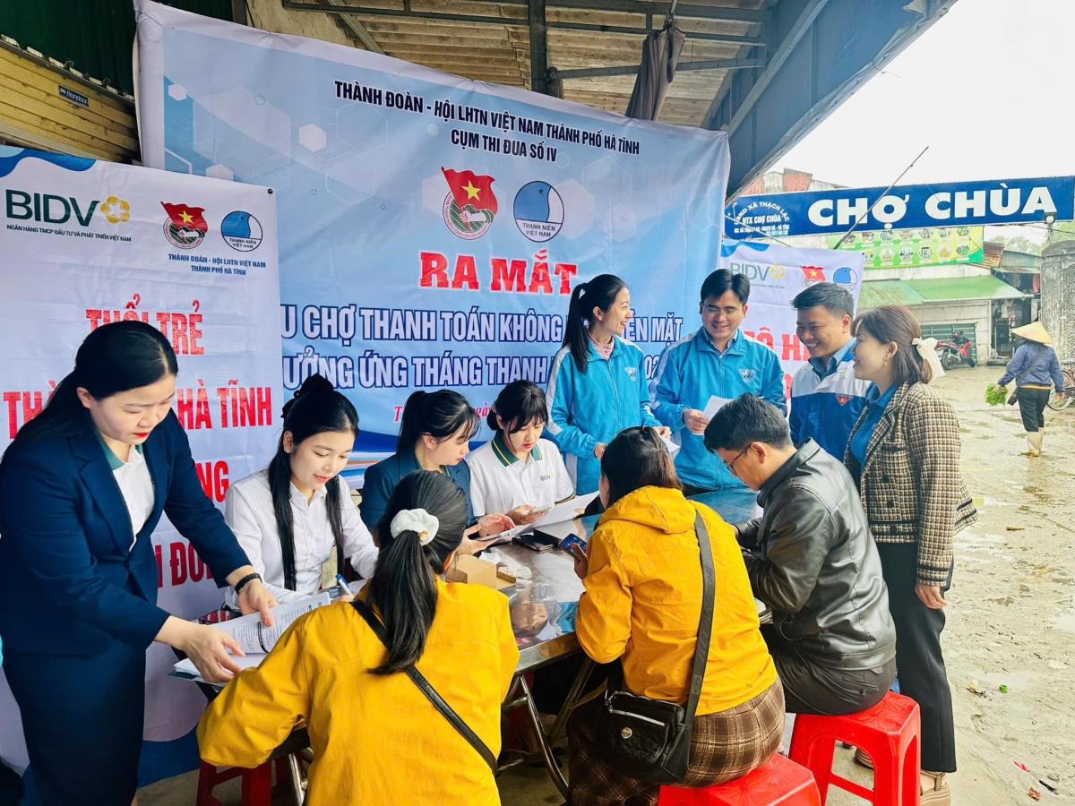 ĐVTN hỗ trợ, hướng dẫn người dân ứng dụng CNTT.