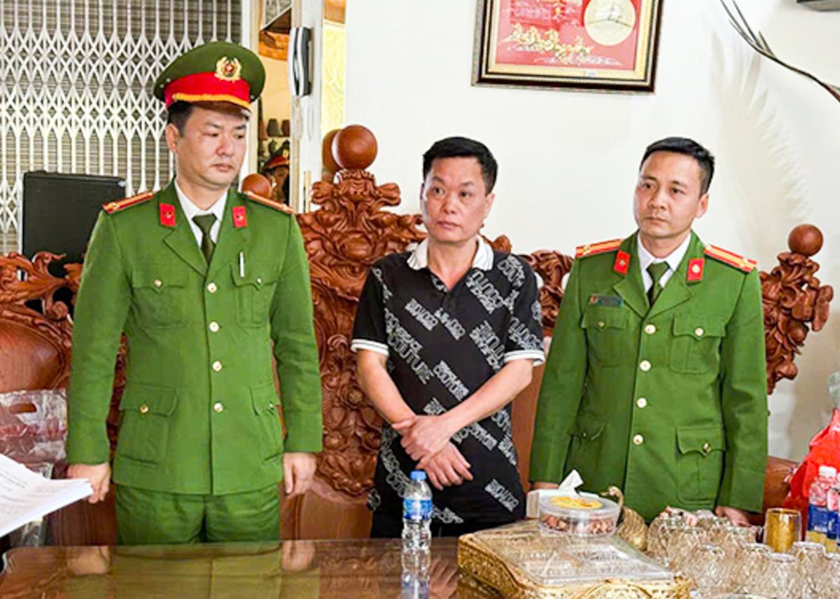 Đối tượng Bùi Quốc Tuấn (áo đen) thường gọi là 'Tuấn Chợ Gốc'. Ảnh: CAND