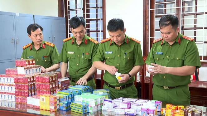 Lực lượng công an kiểm tra thuốc tân dược giả.