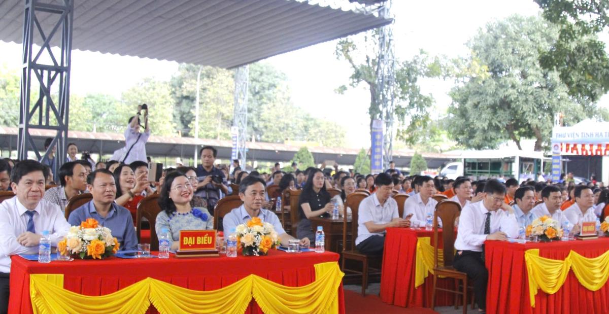 Thư viện Hà Tĩnh tặng các bộ sách cho 3 đơn vị trường học