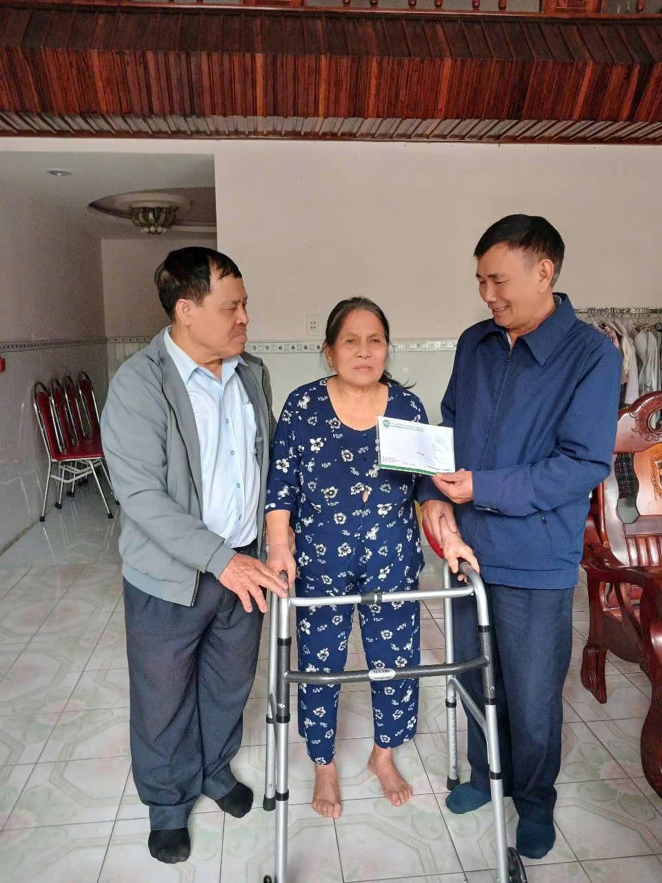 Hội CCB quận Sơn Trà đến thăm, tặng quà tại nhà các hội viên Hội CCB là chiến sĩ từng tham gia chiến đấu tại Mặt trận 44 - Quảng Đà.